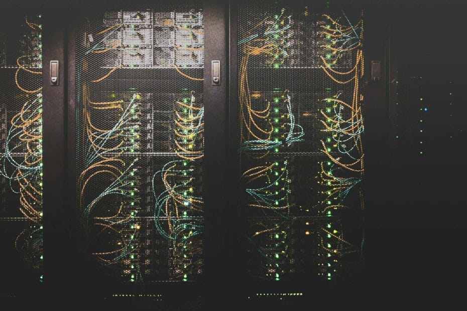 Das Bild zeigt Verkabelte Server die in Server Racks verbaut sind.
